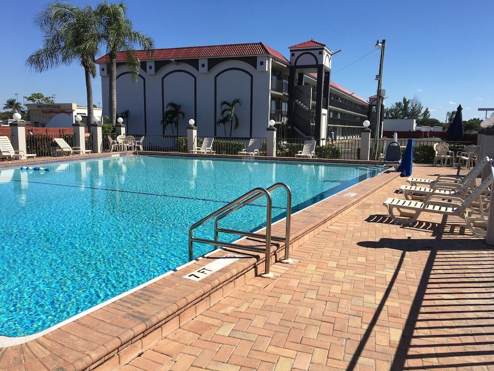 Days Inn By Wyndham Fort Myers Exteriér fotografie