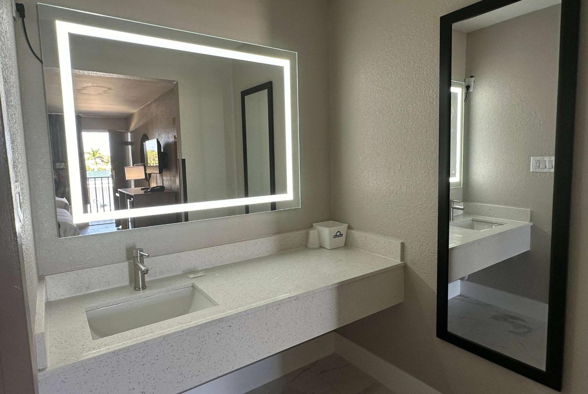 Days Inn By Wyndham Fort Myers Exteriér fotografie